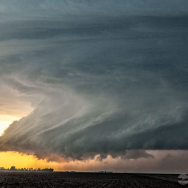 massive wall cloud near Leoti, KS